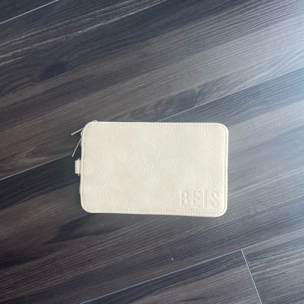 BÉIS Travel Wallet in Beige